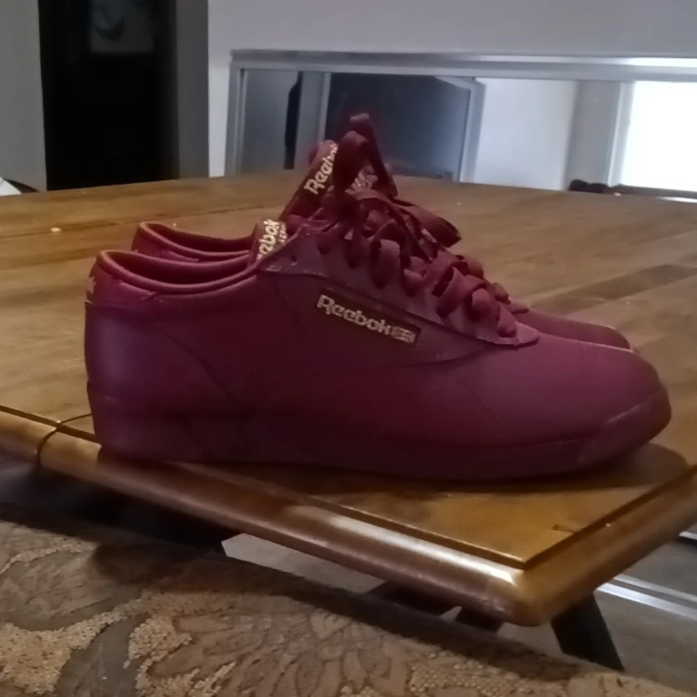 Size 6 Reebok shoes - Picture 1 of 3